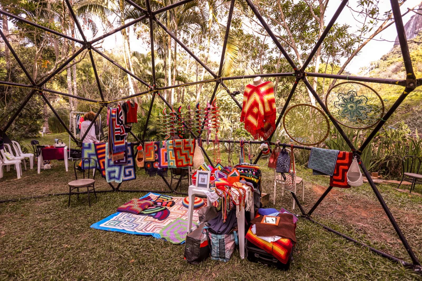 Feira de artesanato no domo geodésico, tecidos coloridos