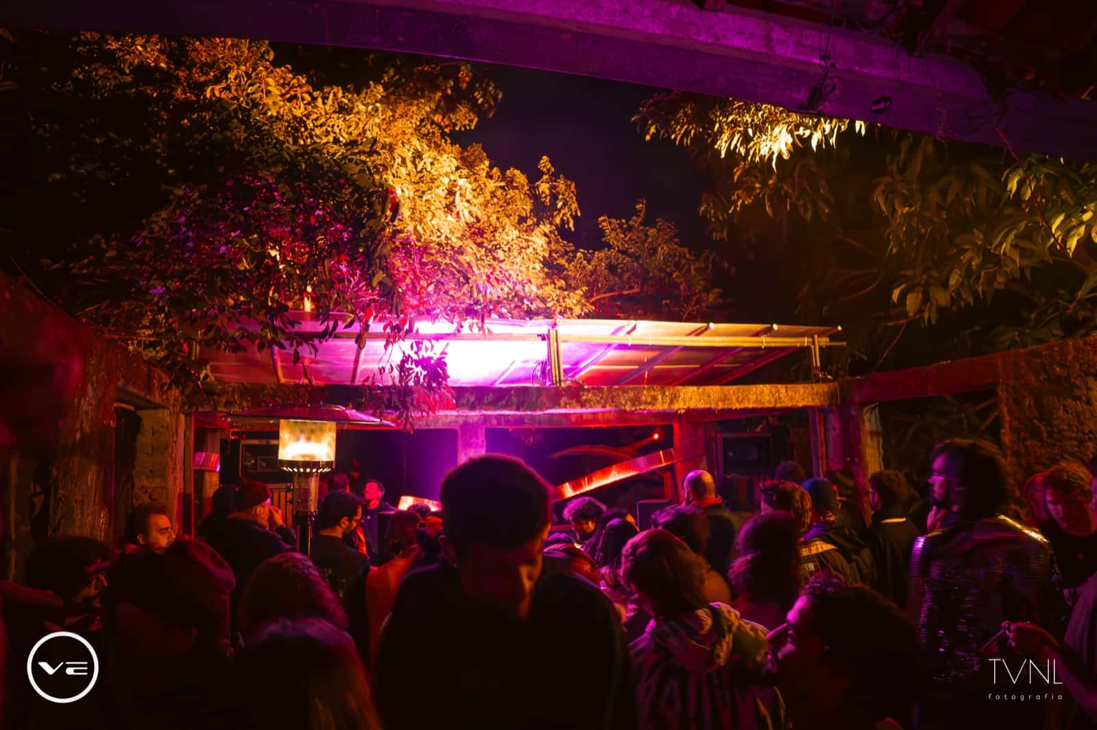 Pista à noite banhada de luz laranja e rosa