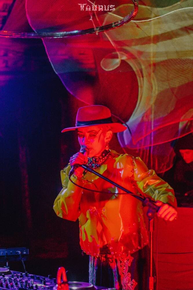 Performer no palco com jaqueta de chamas