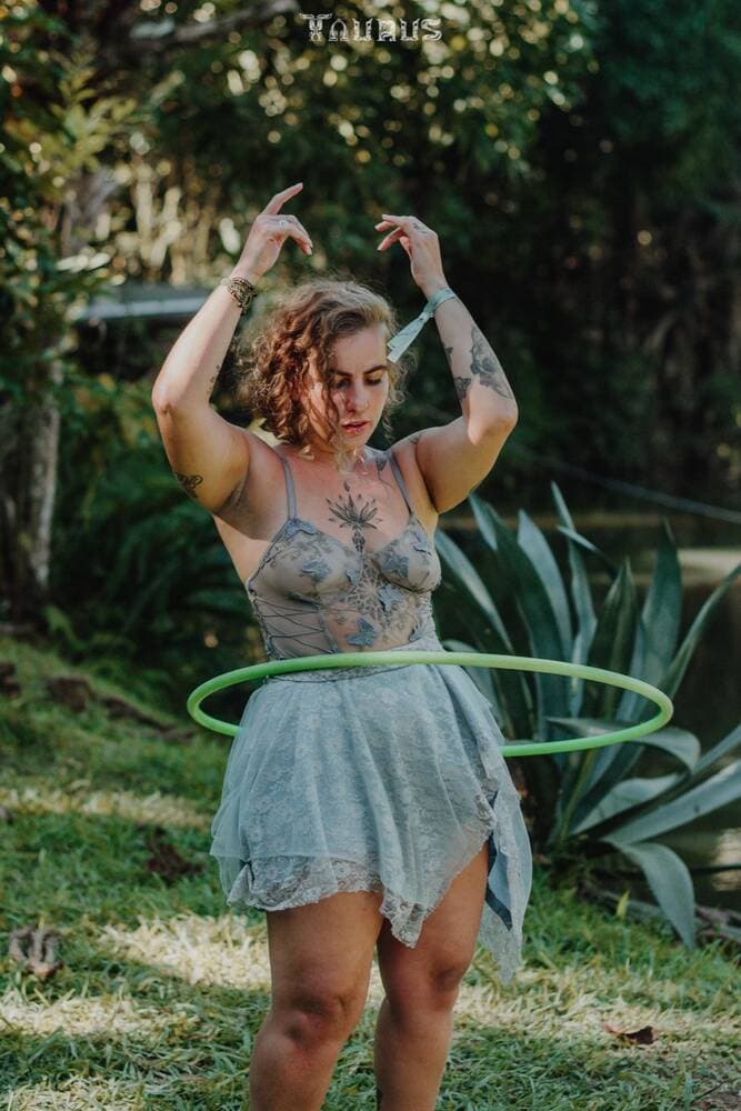 Veluder dançando com bambolê na natureza