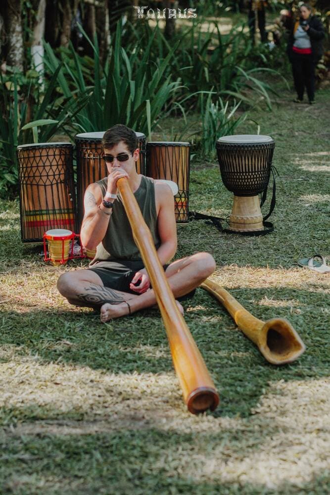 Didgeridoo e djembês no espaço acústico