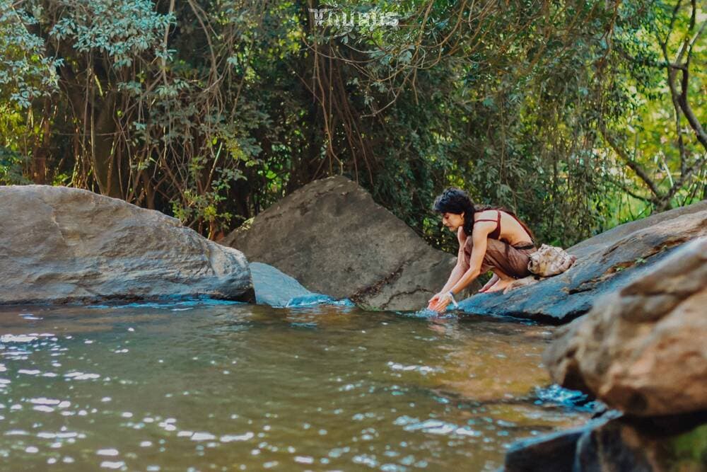 Cachoeira do Pedrão, mão tocando a água