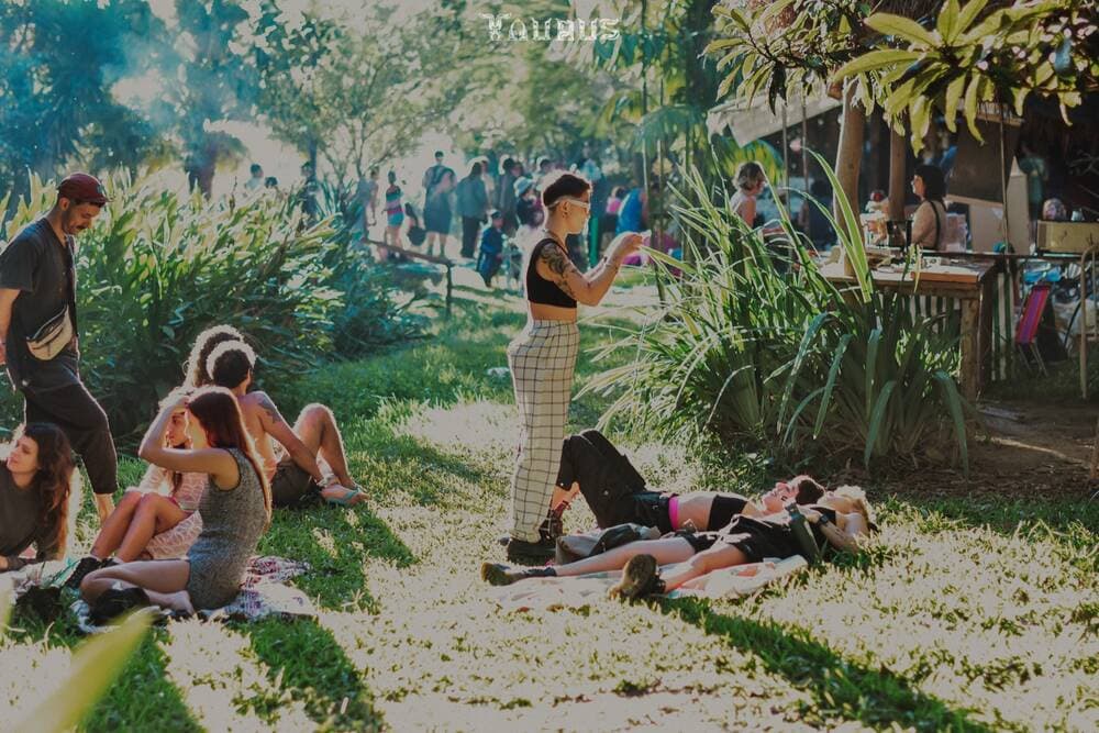 Público descansando na grama em final de tarde