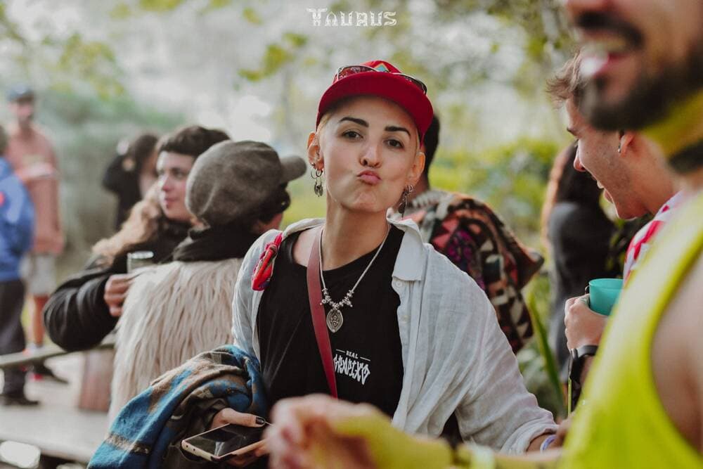 Veluder de boné vermelho mandando beijo